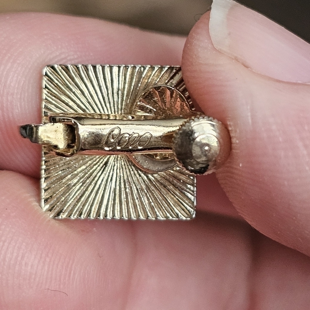 Designer by Coro, earrings, clip on gold tone squares - Picture 4 of 5